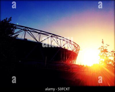 Coucher du soleil au Parc Olympique Reine Elizabeth II montrant le Stade Olympique, Stratford, London, East London, Angleterre, Royaume-Uni, Europe Banque D'Images