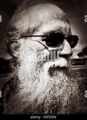 Portrait d'un vieux monsieur avec une longue barbe blanche et des lunettes. Vignette noir et blanc. San Francisco, Californie, USA. Banque D'Images