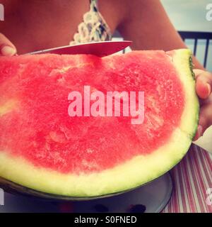 Woman eating watermelon Banque D'Images