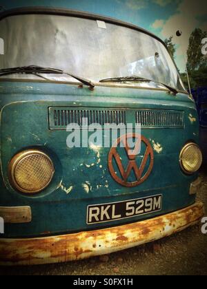 Un campervan VW abaissé rouillé. Le bus Stop Over, Newark Showground, Newark, Nottinghamshire, Royaume-Uni. Banque D'Images