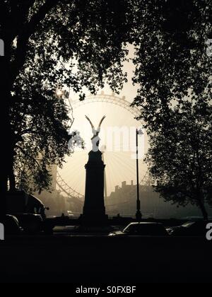 London Eye sur un matin brumeux Banque D'Images