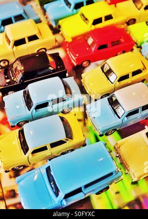 Sélection de couleur vive petite voiture Banque D'Images