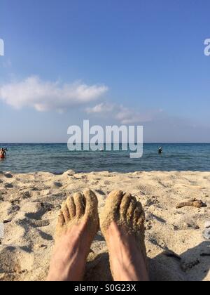Pieds de sable sur la plage Banque D'Images