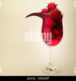 Image manipulée surréaliste montrant des fraises et jus dans un grand verre. Banque D'Images
