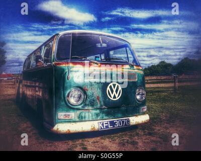 Campervan VW rouillée. Wells-next-the-Sea, Norfolk, Angleterre. Banque D'Images