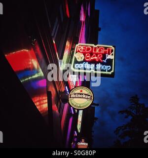 Les signes au néon bar dans le quartier rouge d'Amsterdam aux Pays-Bas UE Banque D'Images