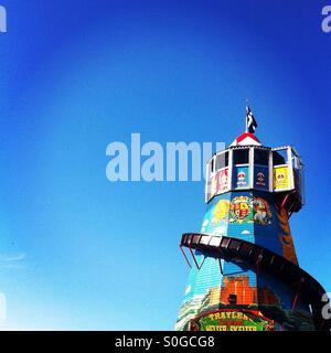 Helter Skelter traditionnel contre un ciel bleu profond Banque D'Images