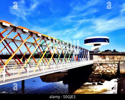 Pont coloré pour Niemeyer Centre à Aviles, Asturias - Espagne Banque D'Images