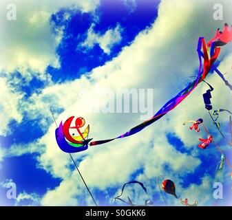 Kites contre ciel bleu d'été à Brighton kite festival 2015 Banque D'Images