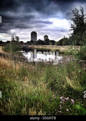 La Moselle à Tottenham traverse Seigneurie Recreation Ground avec Broadwater Farm dans la distance Banque D'Images