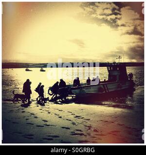 L'embarquement de passagers entre rock et de Padstow, Cornwall Banque D'Images