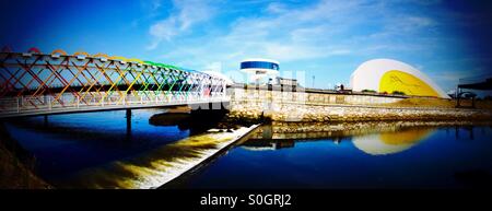Pont coloré pour Niemeyer Centre à Aviles, Asturias - Espagne Banque D'Images