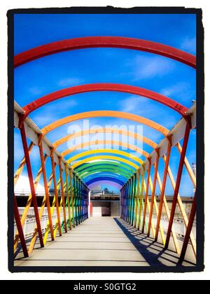 Pont coloré pour Niemeyer Centre à Aviles, Espagne Banque D'Images