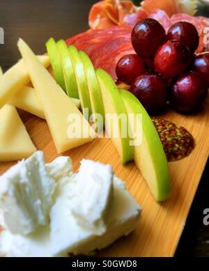 Assiette de charcuterie, de fromage et de fruits Banque D'Images