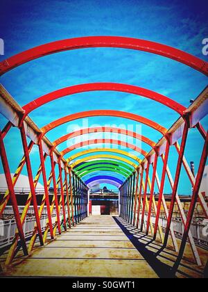 Pont coloré pour Niemeyer Centre à Aviles, Espagne Banque D'Images