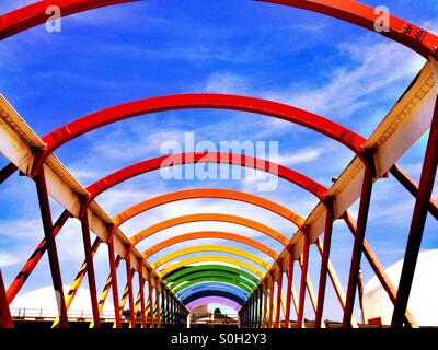 Pont coloré pour Niemeyer Centre à Aviles, Asturias, Espagne Banque D'Images