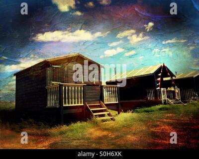 Cabines de plage noir traditionnel à Walberswick, Suffolk, Angleterre. Banque D'Images