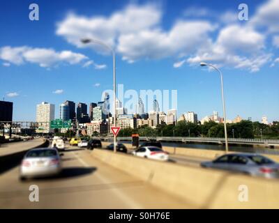 Fusion sur l'autoroute 76 - avec Philadelphia skyline en arrière-plan Banque D'Images