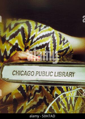 Woman holding livres de bibliothèque. Banque D'Images