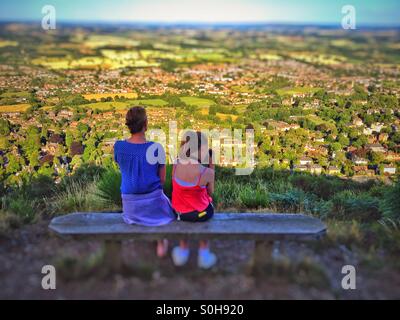 Femme et fille assise sur un banc avec vue sur le Malvern Royaume-uni Banque D'Images