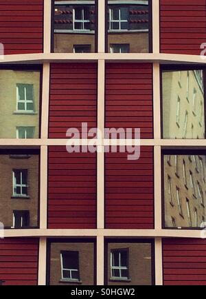 Réflexions des bâtiments de l'autre côté de la rue dans les fenêtres d'appartements Banque D'Images