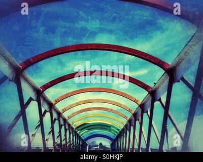 Pont coloré pour Niemeyer Centre à Aviles, Asturias - Espagne Banque D'Images