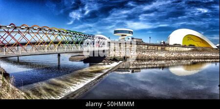 Vue panoramique sur pont pour Niemeyer Centre à Aviles, Asturias - Espagne Banque D'Images