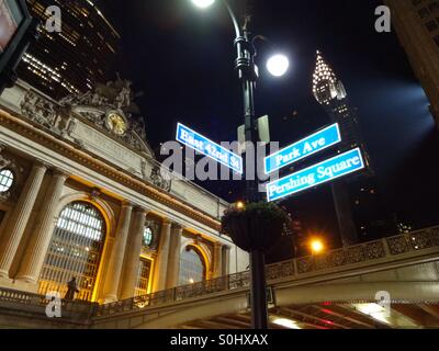 Grand Central Station par nuit, avec le Chrysler Building à l'arrière-plan Banque D'Images