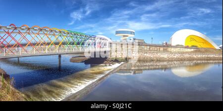 Vue panoramique sur pont pour Niemeyer Centre à Aviles, Asturias - Espagne Banque D'Images