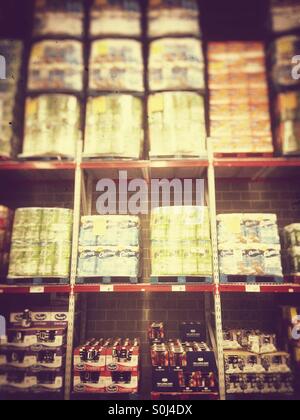 Mur de la marchandise à un club d'entrepôt Banque D'Images
