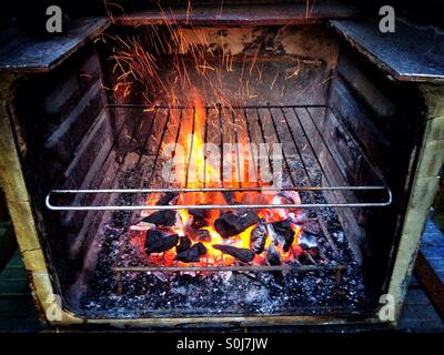 La combustion de charbon de barbecue Banque D'Images