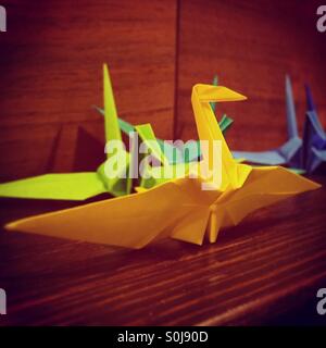 Oiseaux Origami fait avec du papier de couleur Banque D'Images