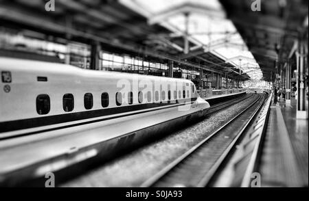 Bullet train Shinkansen japonais à la gare de Kyoto Banque D'Images