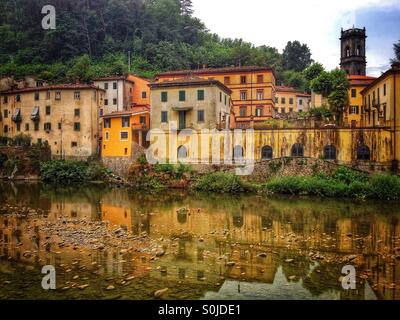 Les vieux bâtiments de Bagni di Lucca reflète dans rivière Lima. Toscane Italie Banque D'Images