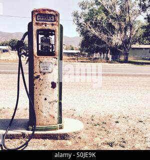 Une pompe à gaz vintage à une station d'essence abandonnés dans l'Utah. Banque D'Images