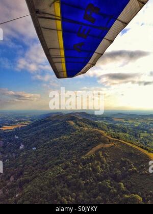 Deltaplane au-dessus des Malverns Banque D'Images