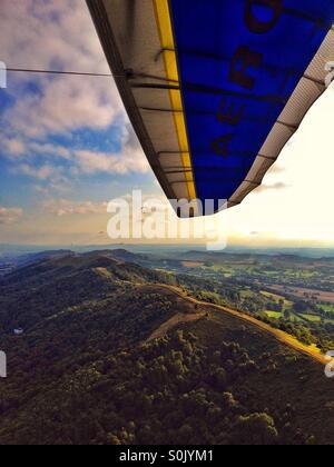 Deltaplane au-dessus des Malverns Banque D'Images