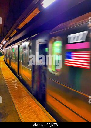 Six Subway train arrive à la station Astor Place, New York City. Banque D'Images