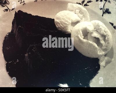 Gâteau fondant au chocolat avec de la crème glacée. Banque D'Images