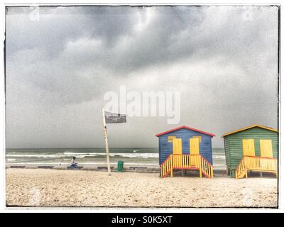 Shark spotting drapeau d'avertissement à Surfers corner à Muizenberg, en Afrique du Sud. Banque D'Images