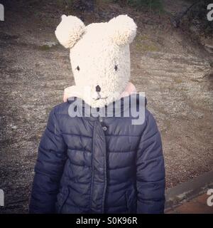 Kid portant un chapeau qui couvre tous les ours son visage Banque D'Images