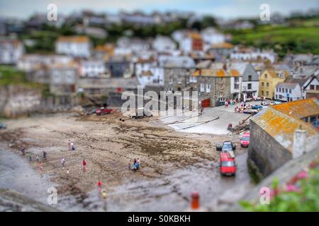 Le port et la plage de port Isaac à Cornwall avec un Tilt Shift effet à rendre la scène ressemble à un village modèle. Banque D'Images