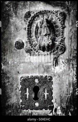 Bouton de porte traditionnelle et lock, Catalogne, Espagne. Banque D'Images
