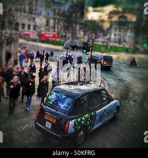 Black cab sur Parliament Square, City of Westminster, le centre de Londres, Angleterre, Royaume-Uni, Europe Banque D'Images