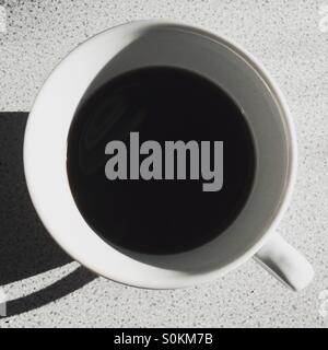 Vue de dessus d'un café noir fraîchement moulu, en noir et blanc. Banque D'Images