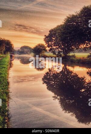 Tôt le matin du Leeds et Liverpool canal à Adlington dans le Lancashire Banque D'Images