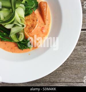 Gâteau de poisson Saumon, cornichon et sauce chili douce Banque D'Images