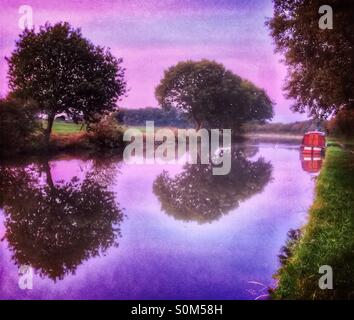 Tôt le matin du Leeds et Liverpool canal à Adlington dans le Lancashire Banque D'Images