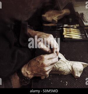 Mains d'un sculpteur de bois Banque D'Images