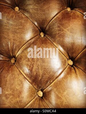 Close-up of a brown, siège Chesterfield en cuir. Banque D'Images